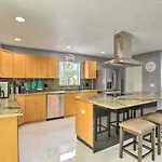 Modern Clearwater Home With Deck 9 Mi To Beach