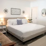 Clearwater Bohemian Escape - 7 Min To The Beach, Bbq Grill, Playground