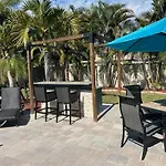 Tropical Paradise - Heated Pool, Spa & Bbq - Close To Restaurants & Beaches!