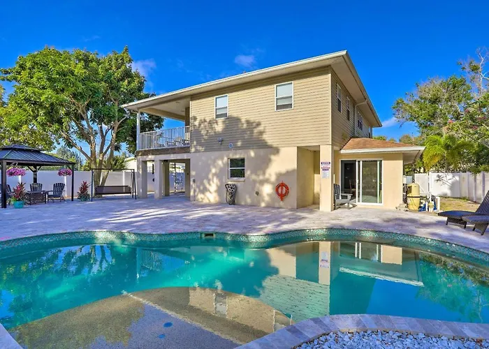 Modern Clearwater Home With Deck 9 Mi To Beach