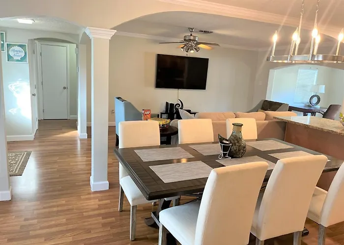 Cheerful 3 Bedroom Home Mins From Clearwater Beach