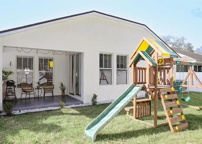 Clearwater Bohemian Escape - 7 Min To The Beach, Bbq Grill, Playground