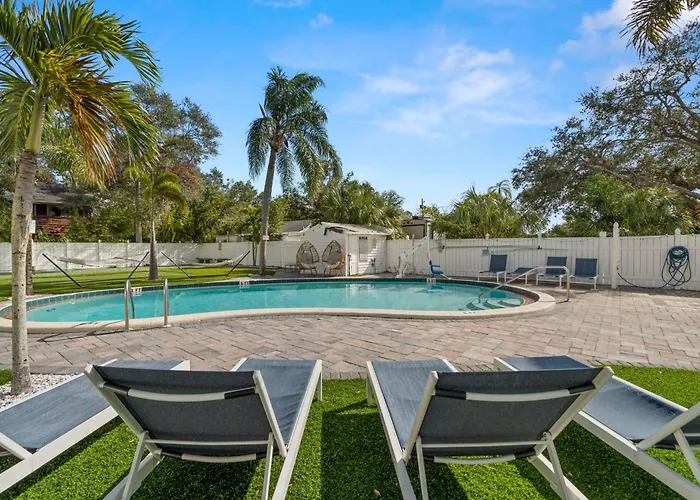 2B1B Stylish Little House W Shared Pool 511