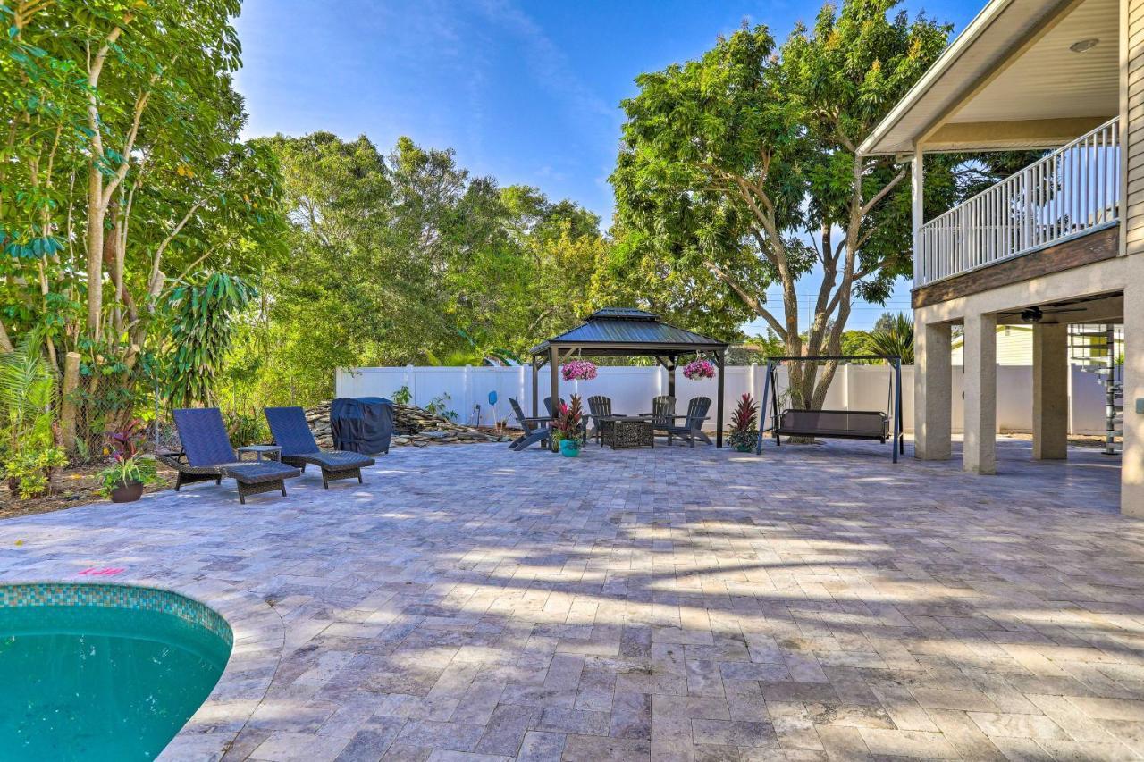 Modern With Deck 9 Mi To Holiday home