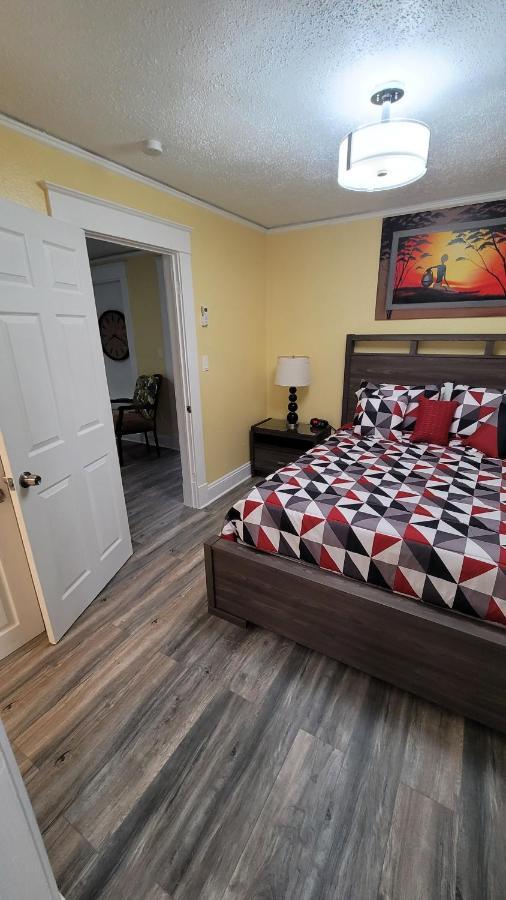 Apartment Lovely Unit With Free Parking On Premises *
