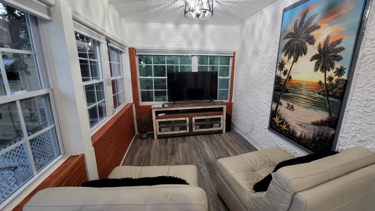 Apartment Lovely Unit With Free Parking On Premises *