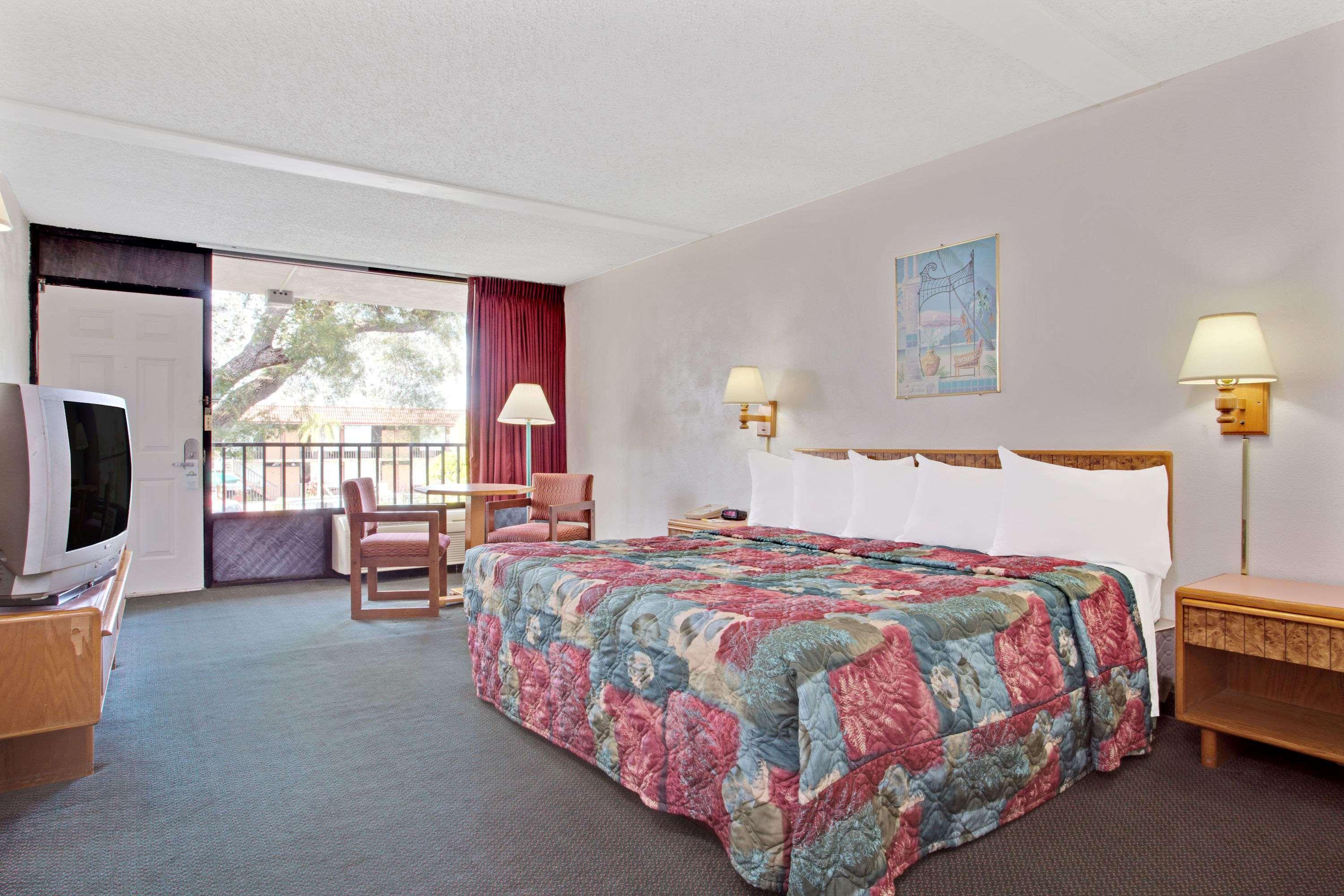 Days By Wyndham Clearwater/central Clearwater