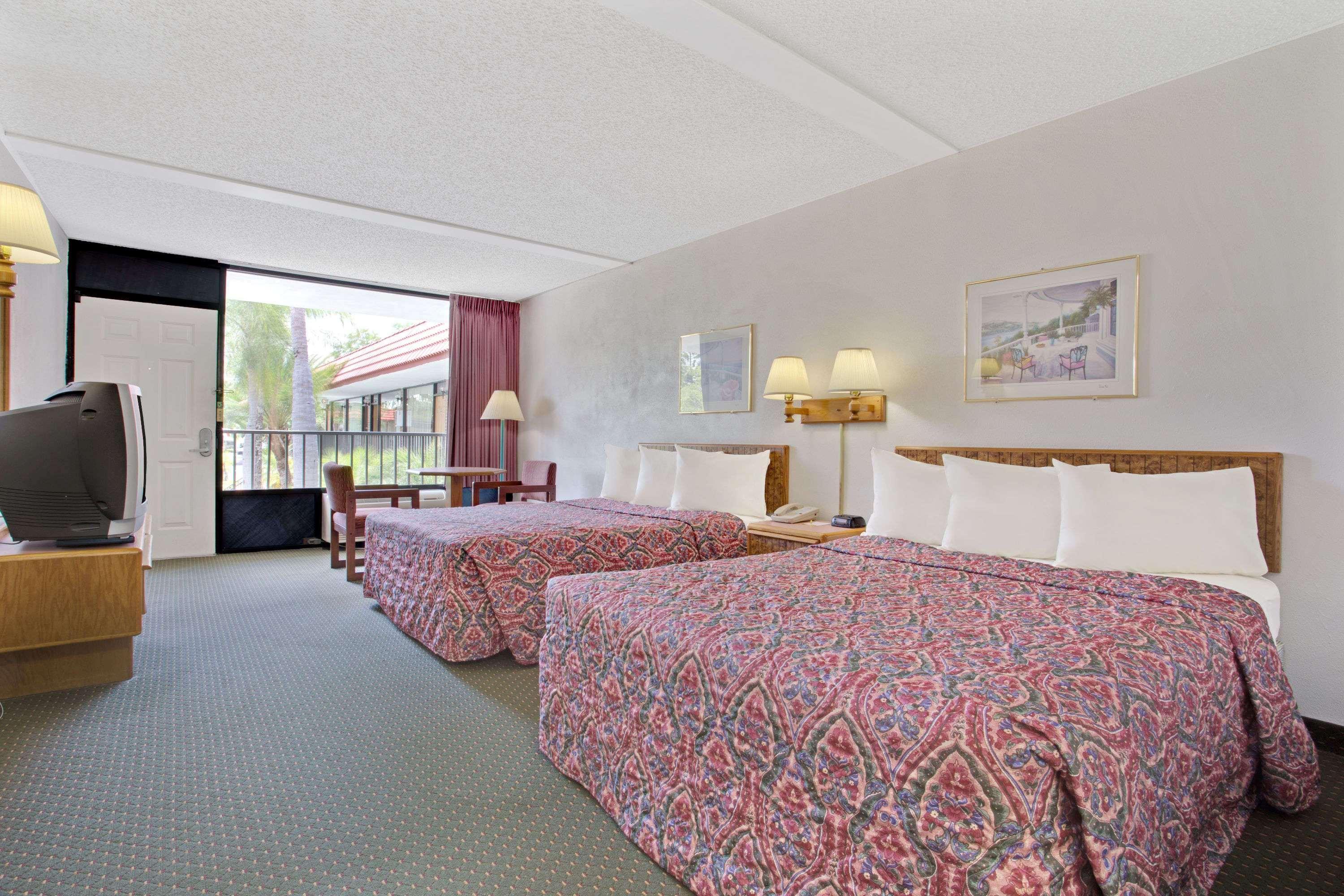 Days By Wyndham Clearwater/central Hotel