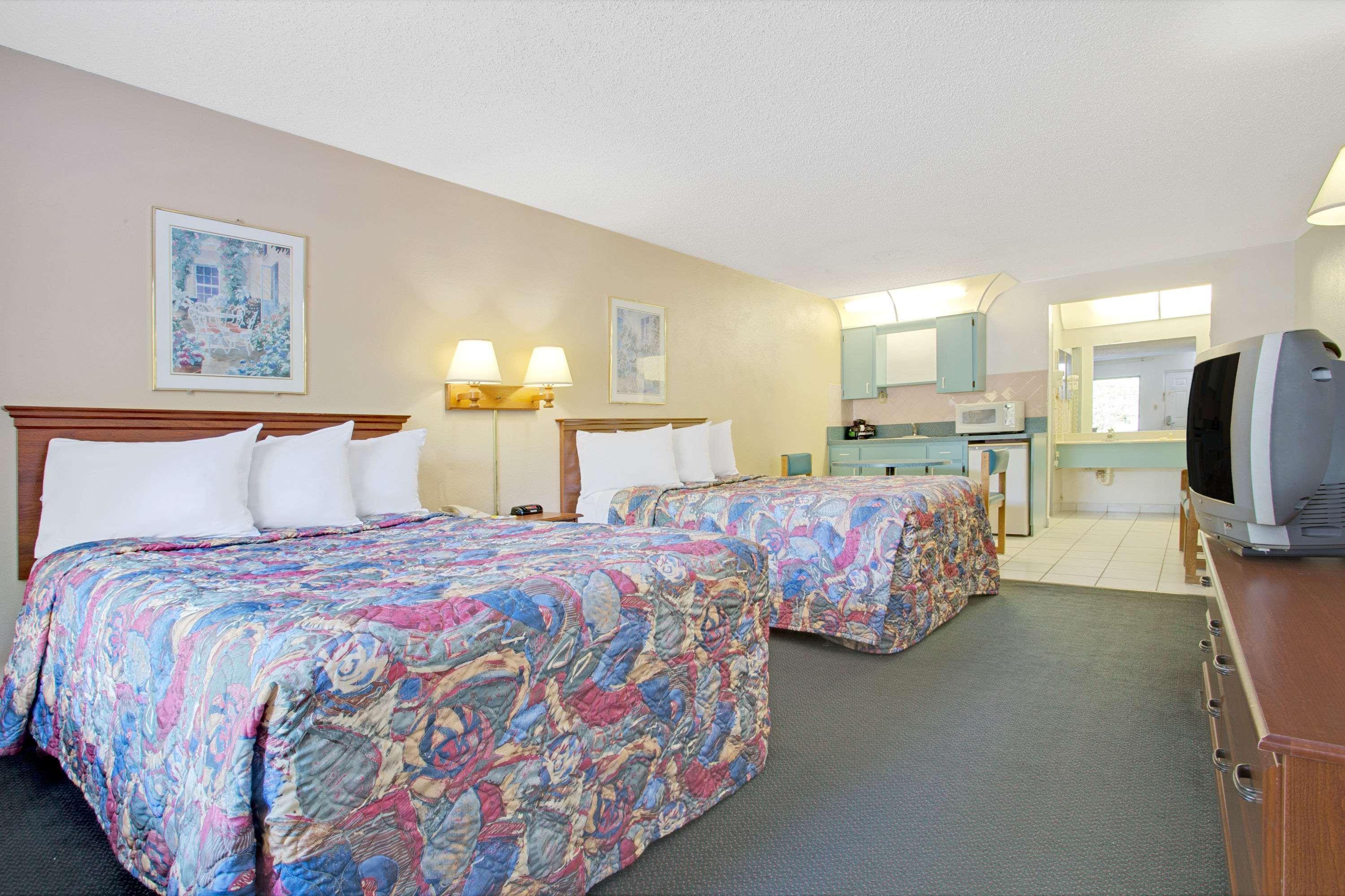Days By Wyndham Clearwater/central