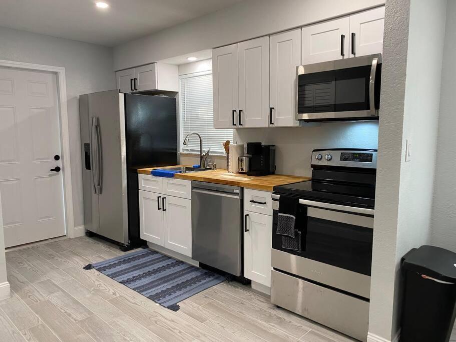Charming 2-bedrooms With Private Backyard Apartment