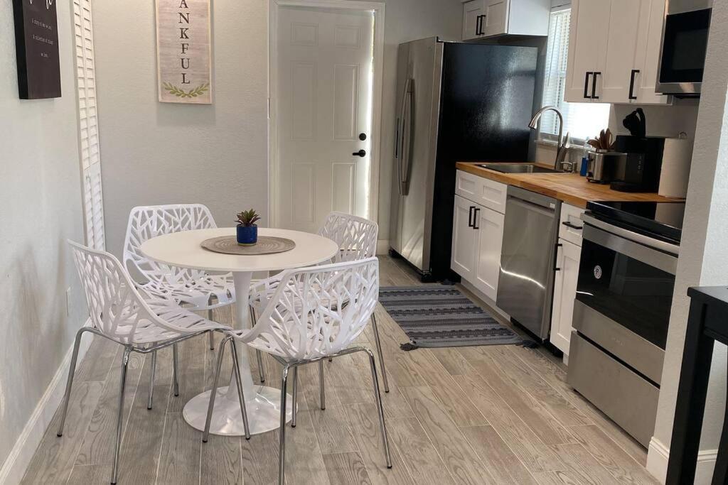 Charming 2-bedrooms With Private Backyard Apartment *
