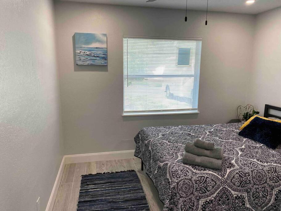 Apartment Charming 2-bedrooms With Private Backyard *