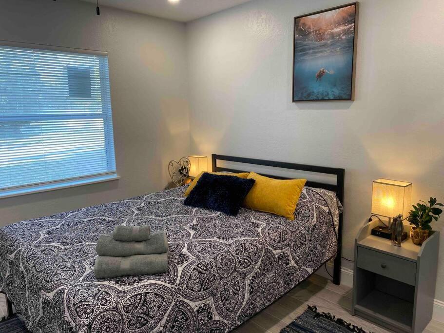 Charming 2-bedrooms With Private Backyard Apartment *