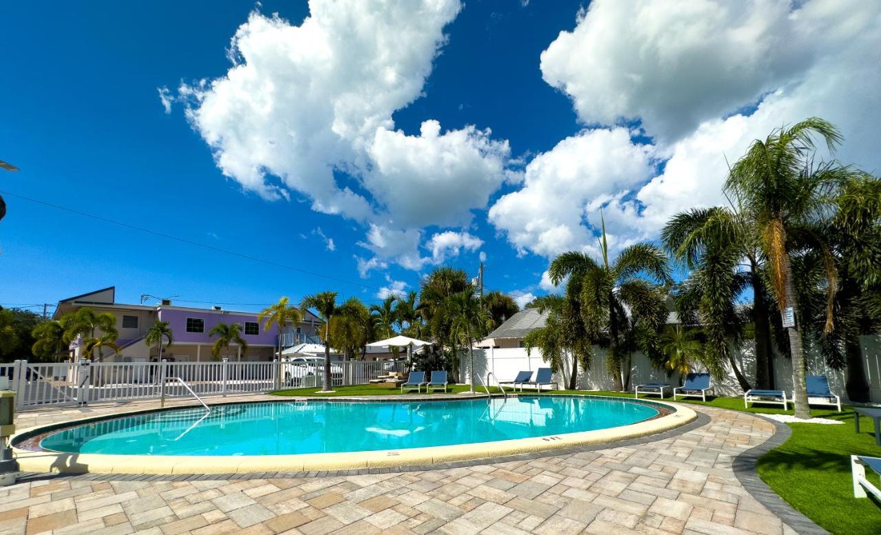 2q Beds With Shared Pool 05 Clearwater