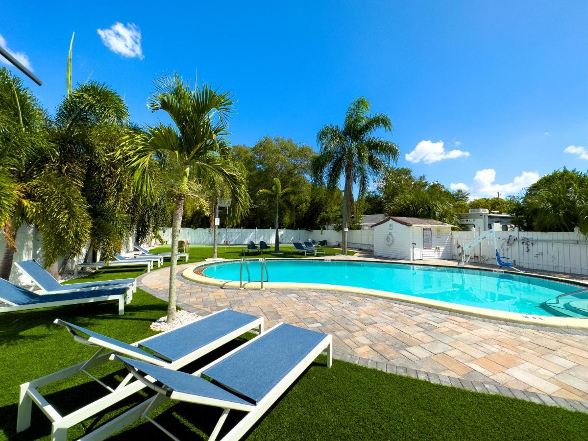 2q Beds With Shared Pool 05 *