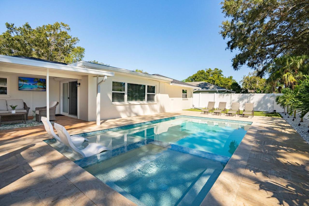 Heated Pool Hot Tub & Dunedin Pet Friendly Holiday home