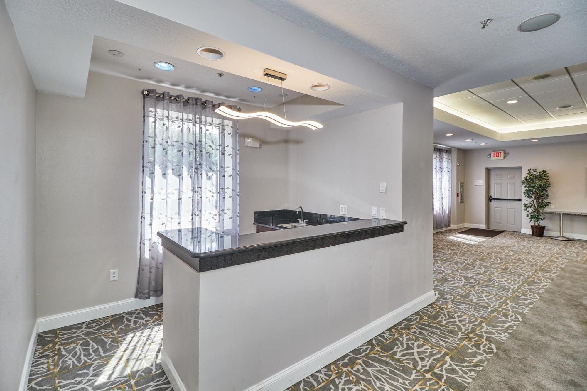 Express & Us 19 North By Ihg Clearwater
