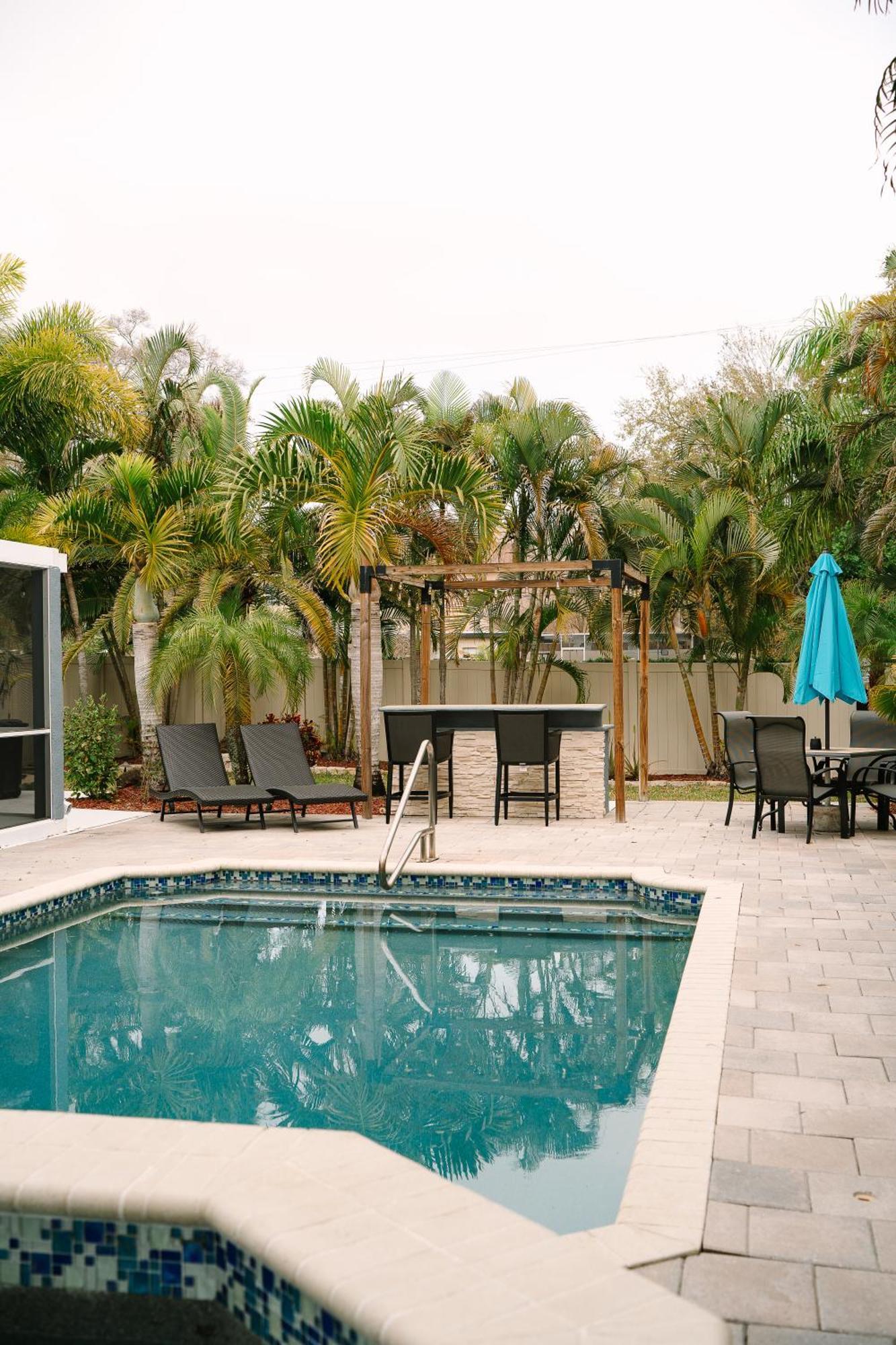 Holiday home Tropical Paradise - Heated Pool, & Bbq - Close To Restaurants & Beaches!