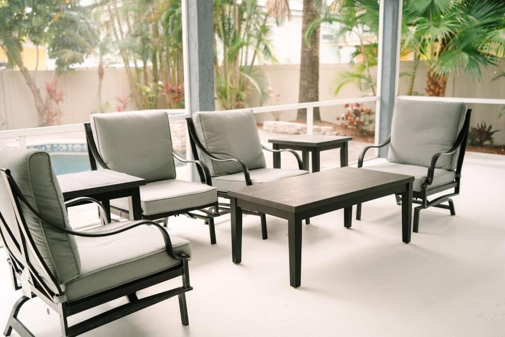 Tropical Paradise - Heated Pool, & Bbq - Close To Restaurants & Beaches! Clearwater