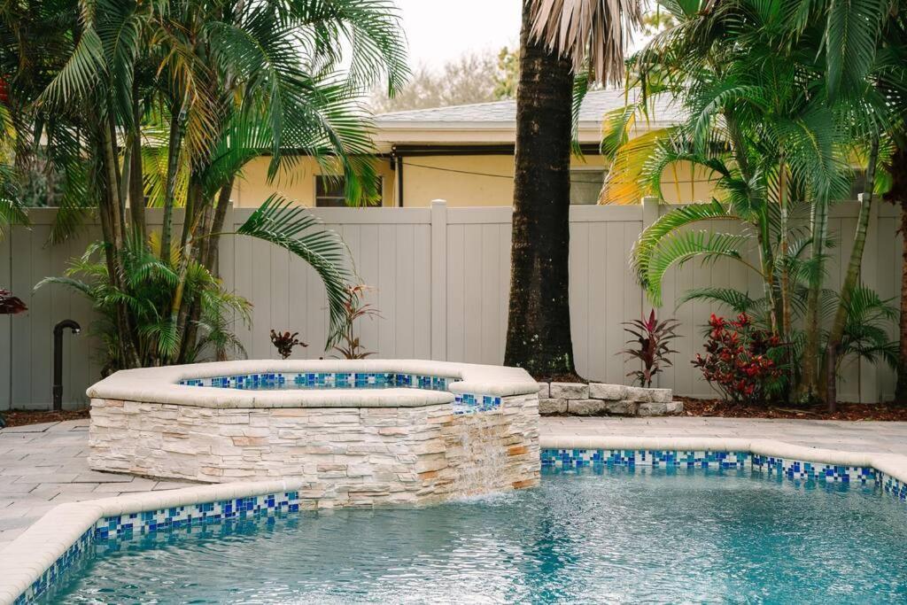 Tropical Paradise - Heated Pool, & Bbq - Close To Restaurants & Beaches! Clearwater