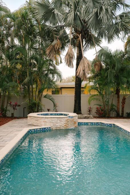 Tropical Paradise - Heated Pool, & Bbq - Close To Restaurants & Beaches! Holiday home *