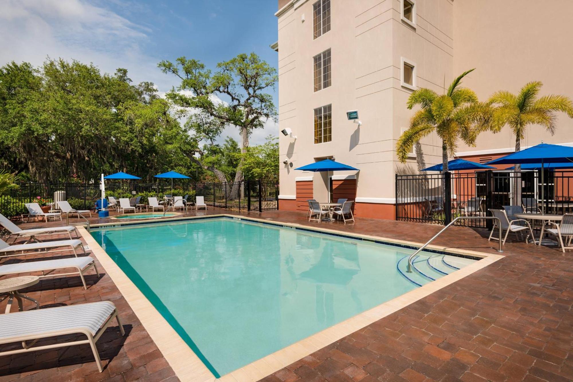 Hotel Fairfield And By Marriott