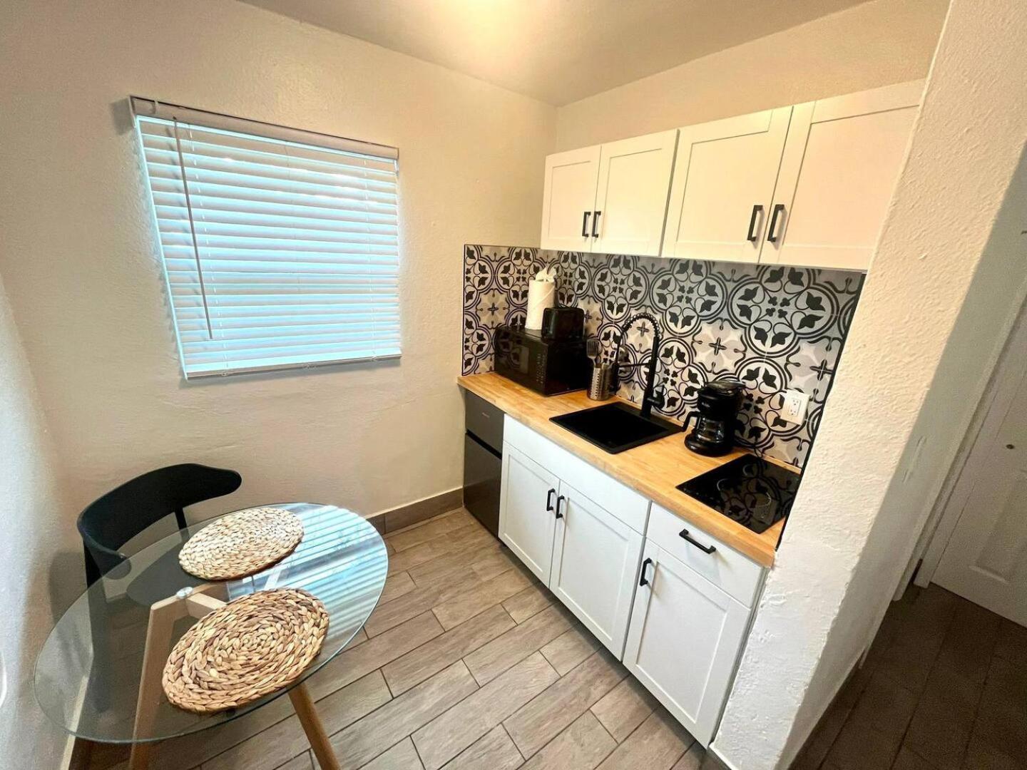 Beautiful 10 Min To 11 Apartment