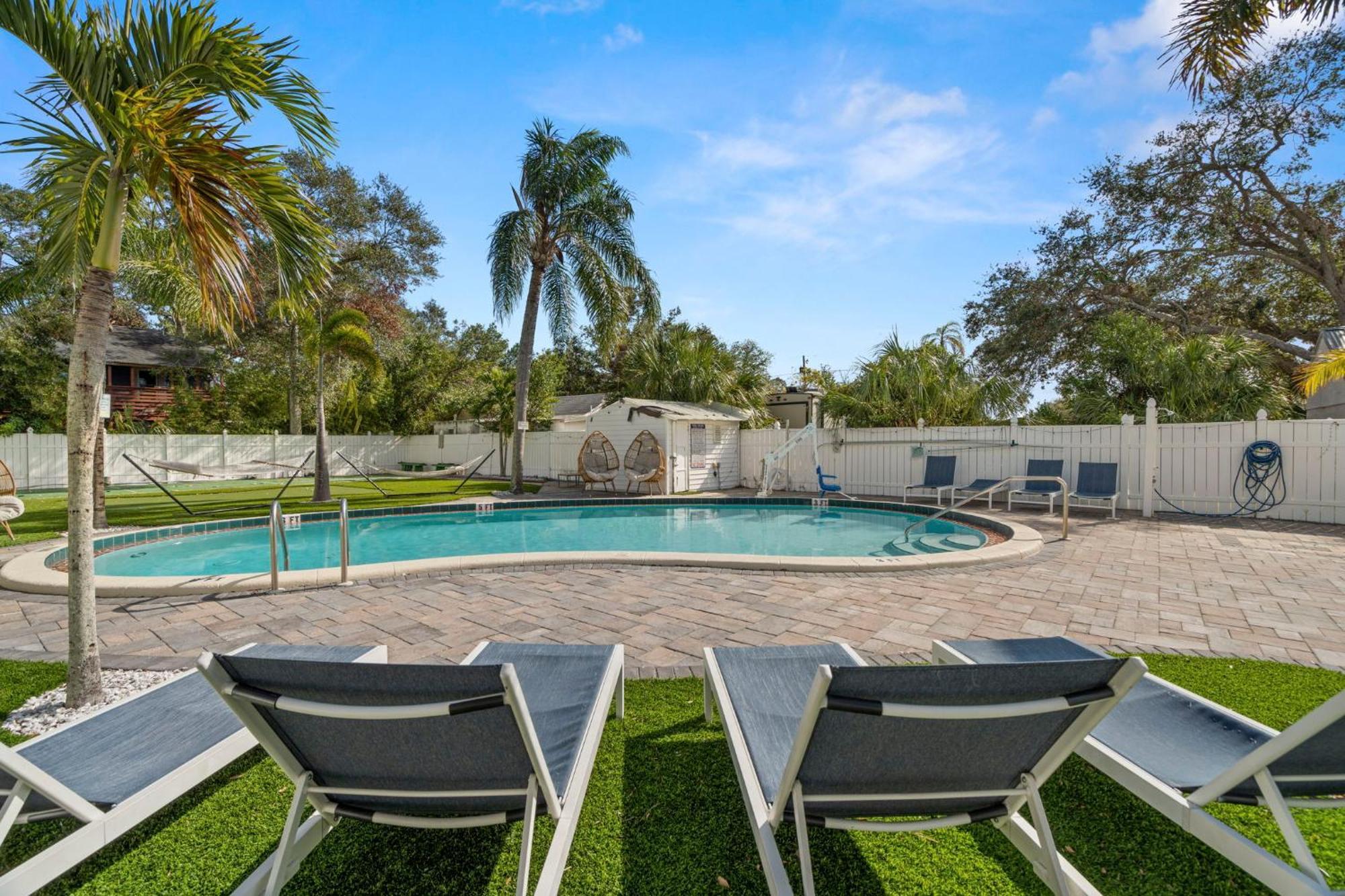 2q Beds With Shared Pool 05 Clearwater