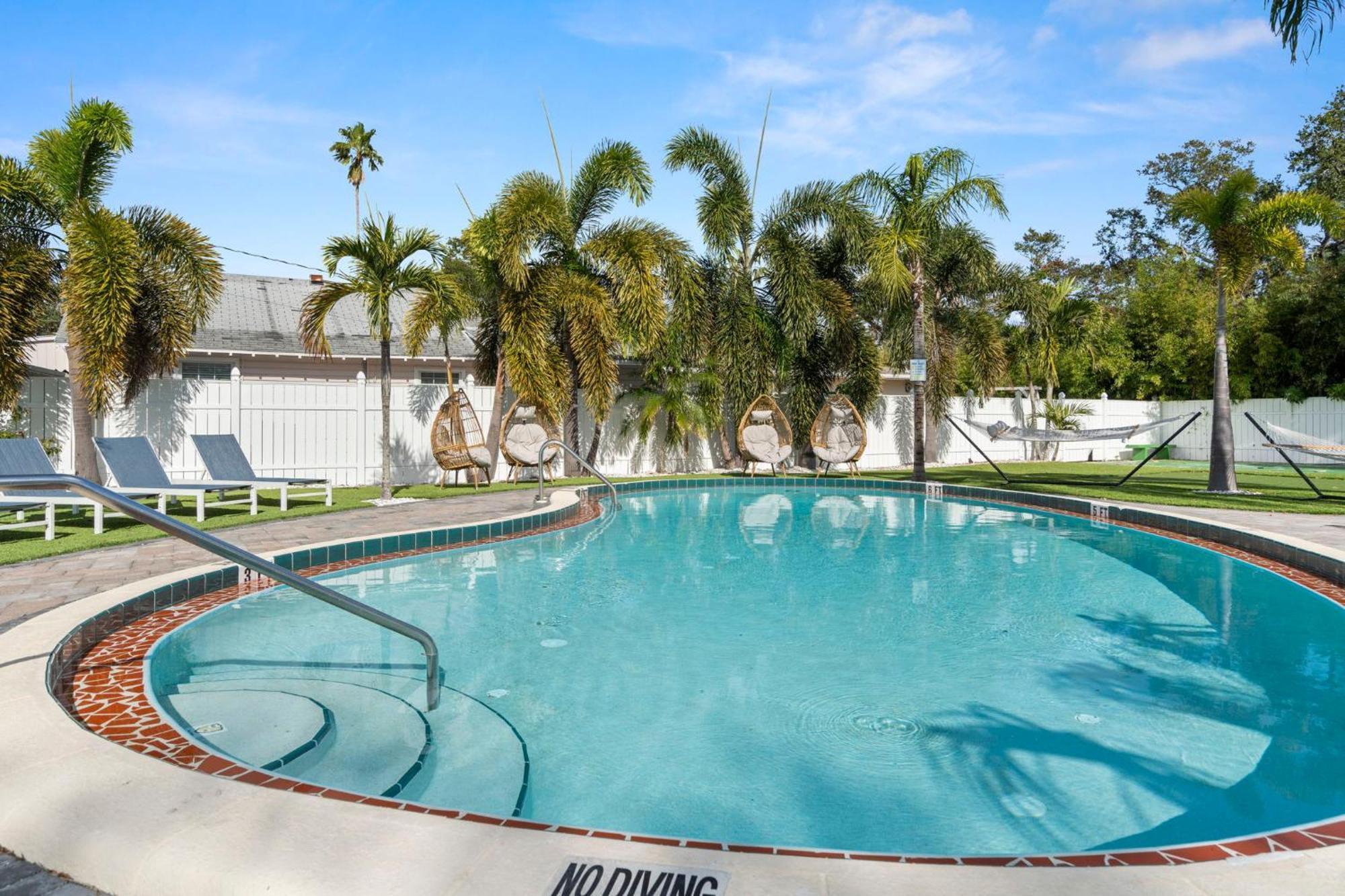 2q Beds With Shared Pool 05