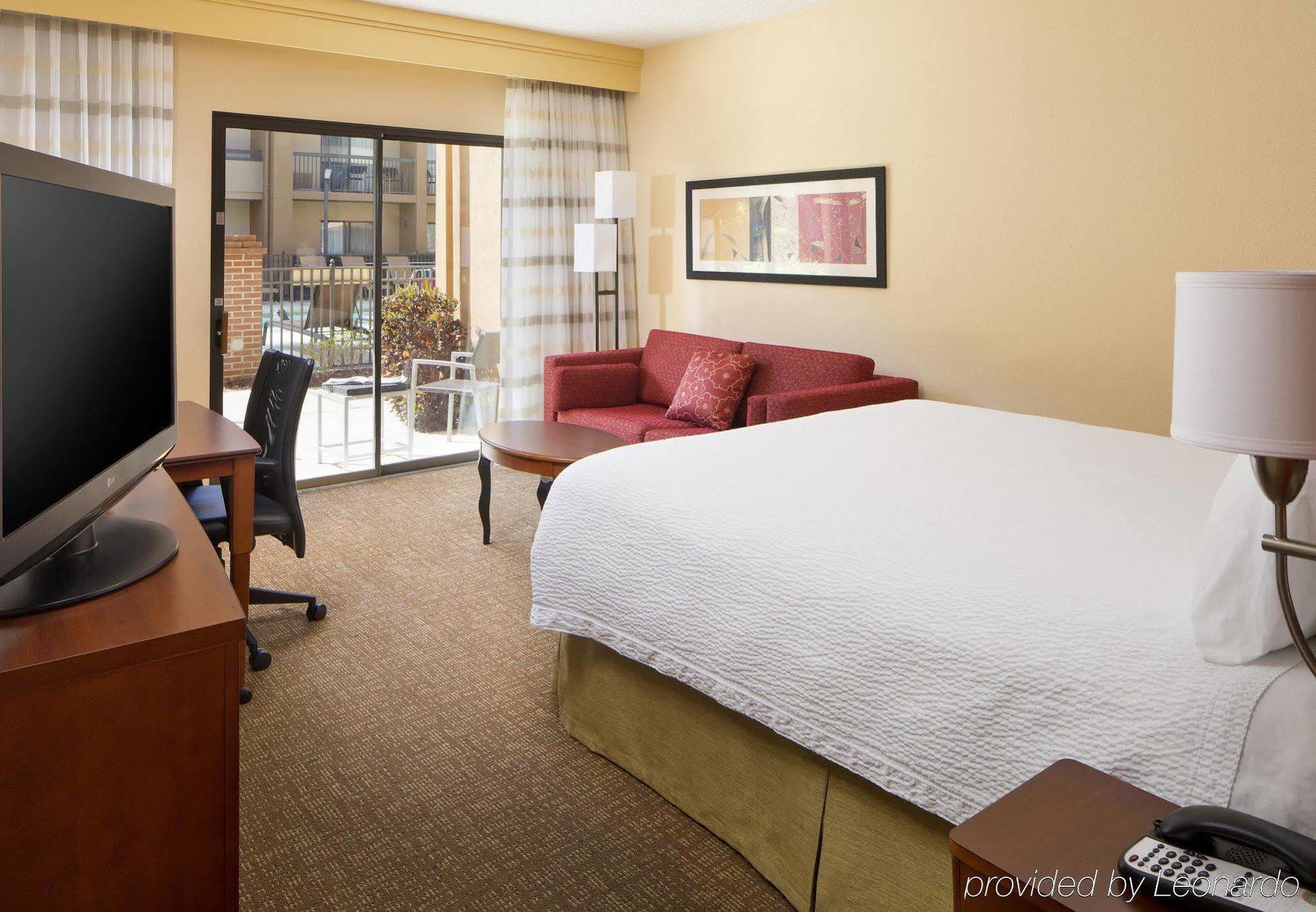 Hotel Courtyard St. Petersburg 3*