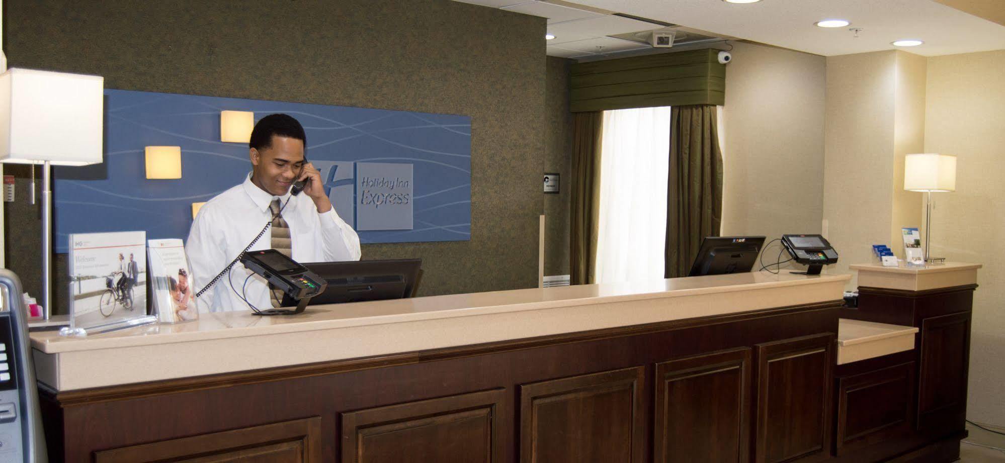 Express & Us 19 North By Ihg Clearwater