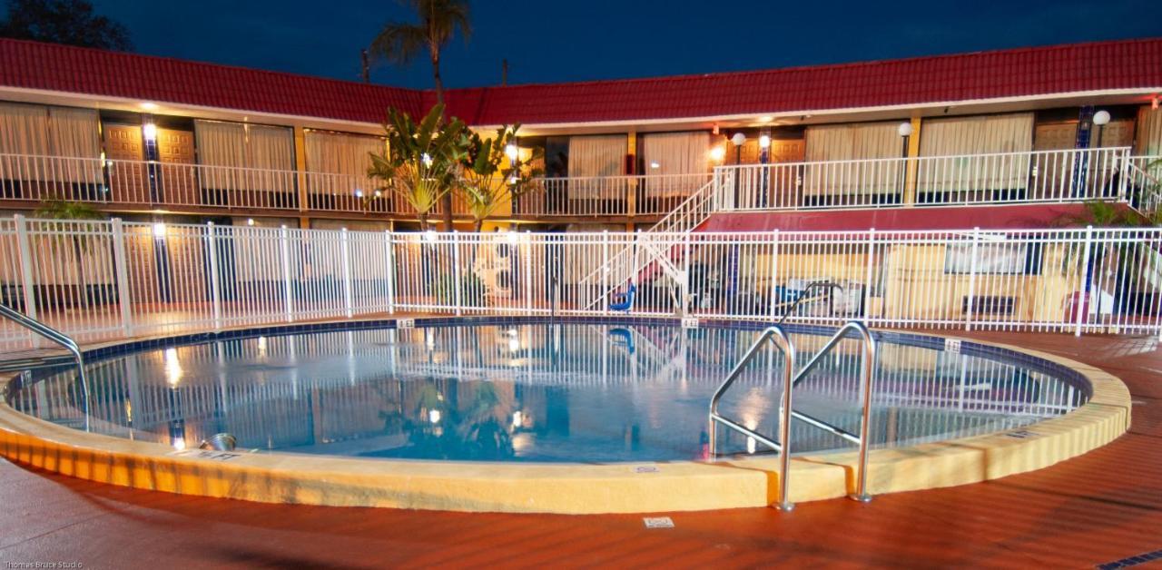 Express & - 5 Miles From St Petersburg Airport Hotel 2*