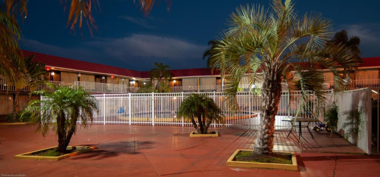 Express & - 5 Miles From St Petersburg Airport Hotel