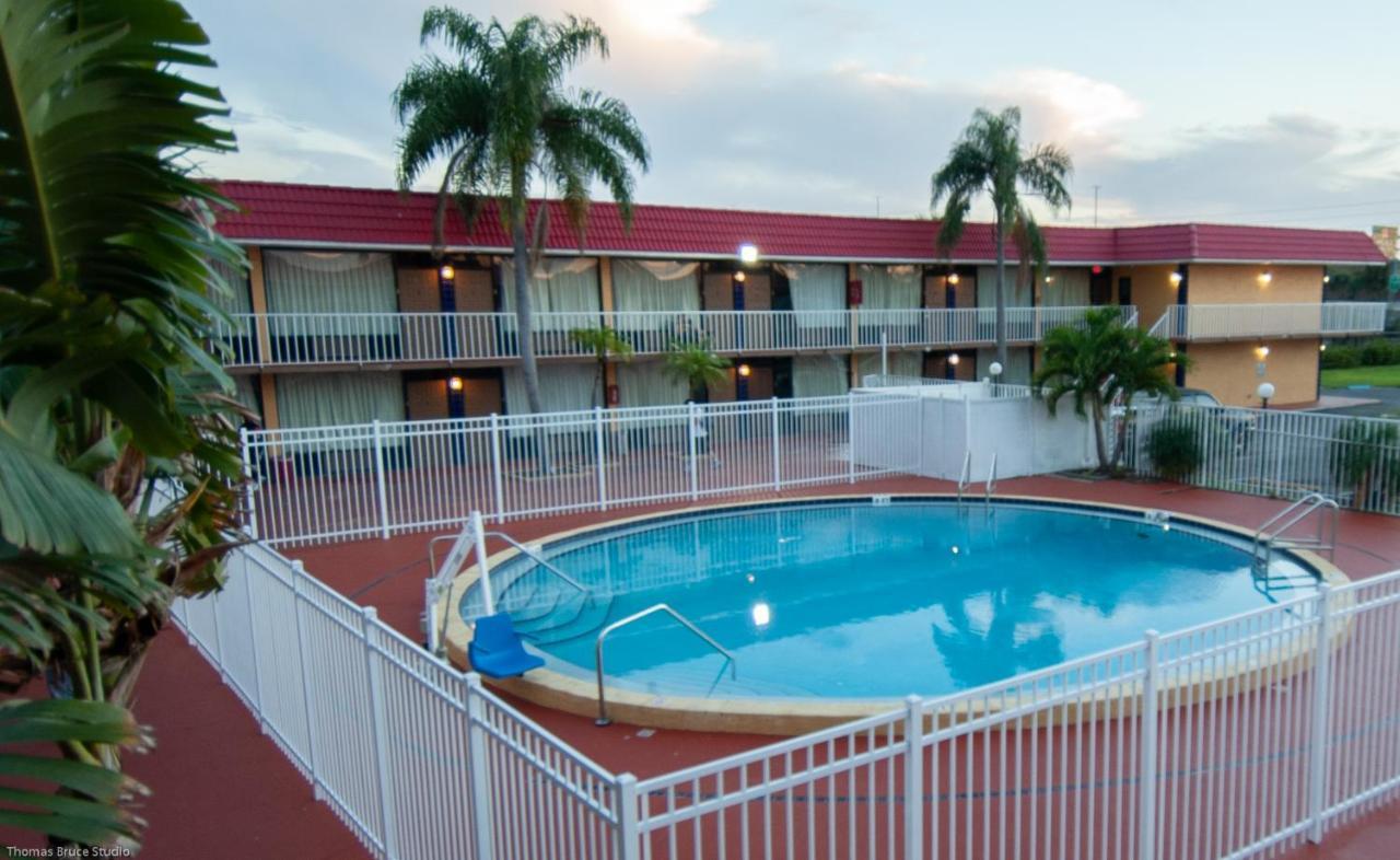 Express & - 5 Miles From St Petersburg Airport 2*