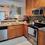 Beautiful Townhouse Easy Access To Everything.