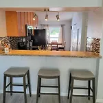 Beautiful Townhouse Easy Access To Everything.