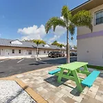 Beach Side Studio With Pool And Parking