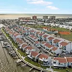 Luxury Cozy Retreat: Waterfront Near Clearwater