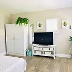 Paradise Hideaway Entire Guest Home Near Beach