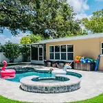 Heated Pool & Jetted Spa -- Mins To Beach