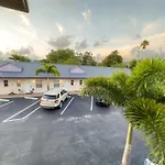 2Q Beds Studio Apt With Shared Pool 18