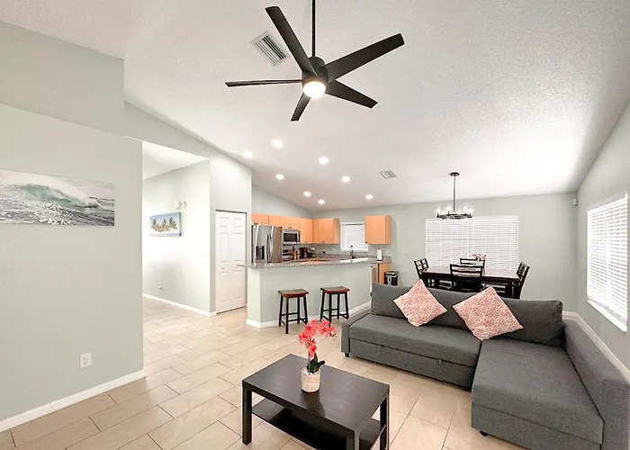 Simple House 5 Beds 4 Baths Near Beach