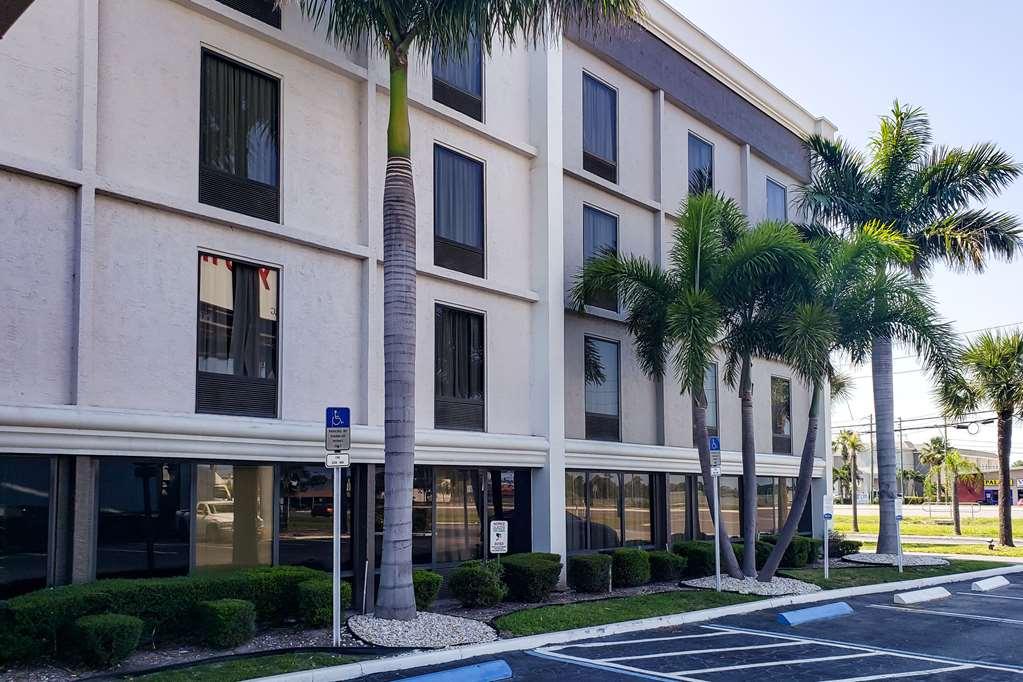 Hotel Comfort & St Pete - International Airport 2*