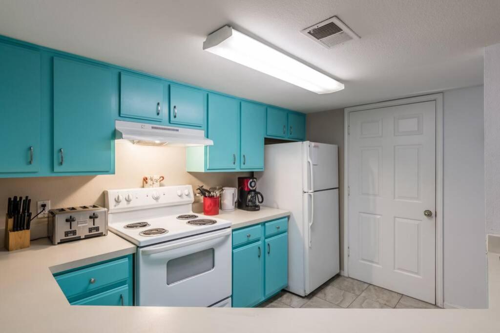 Gorgeous Condo, 2 Bedrooms, 2 Baths, With Pool, Minutes To Apartment *