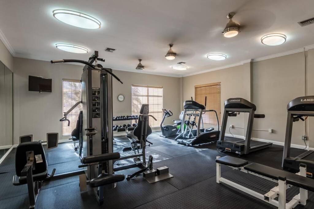 Gorgeous Condo, 2 Bedrooms, 2 Baths, With Pool, Minutes To Clearwater