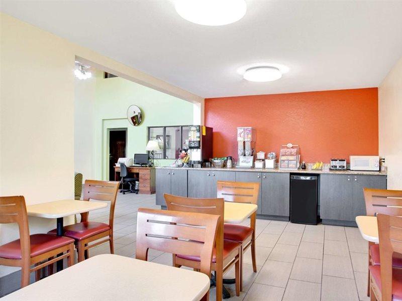 Super 8 By Wyndham Clearwater/st. Petersburg Airport Hotel 3*