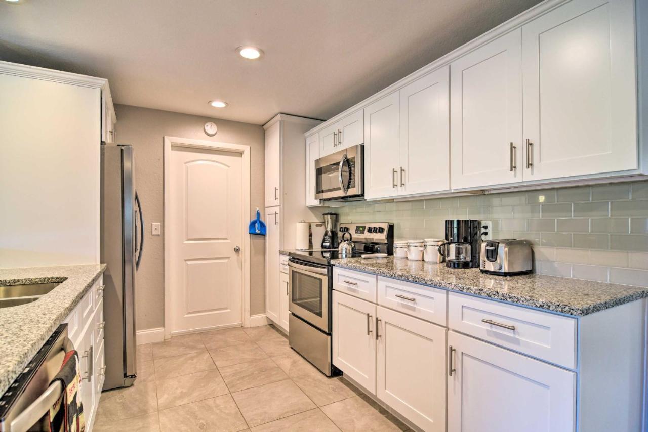 With Private Pool And Patio! *