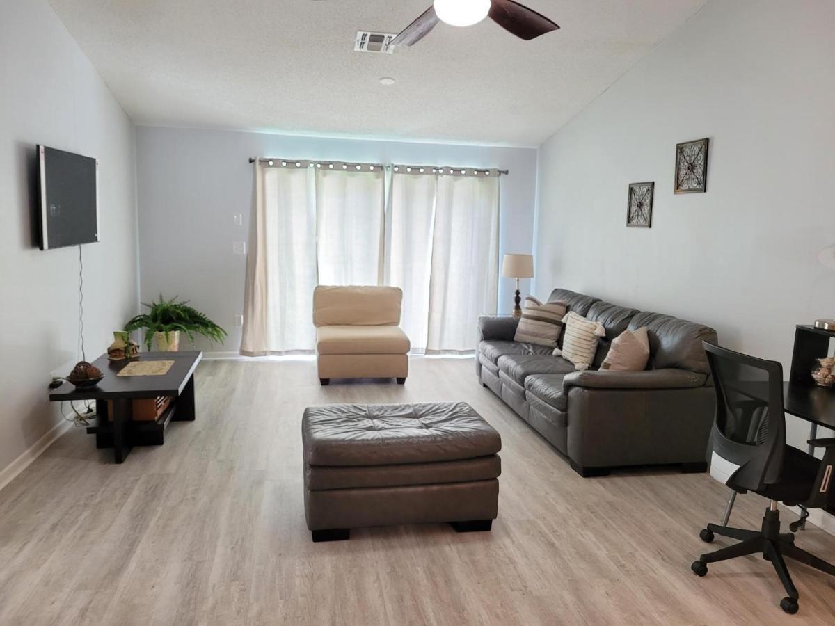 Beautiful Townhouse Easy Access To Everything. Holiday home