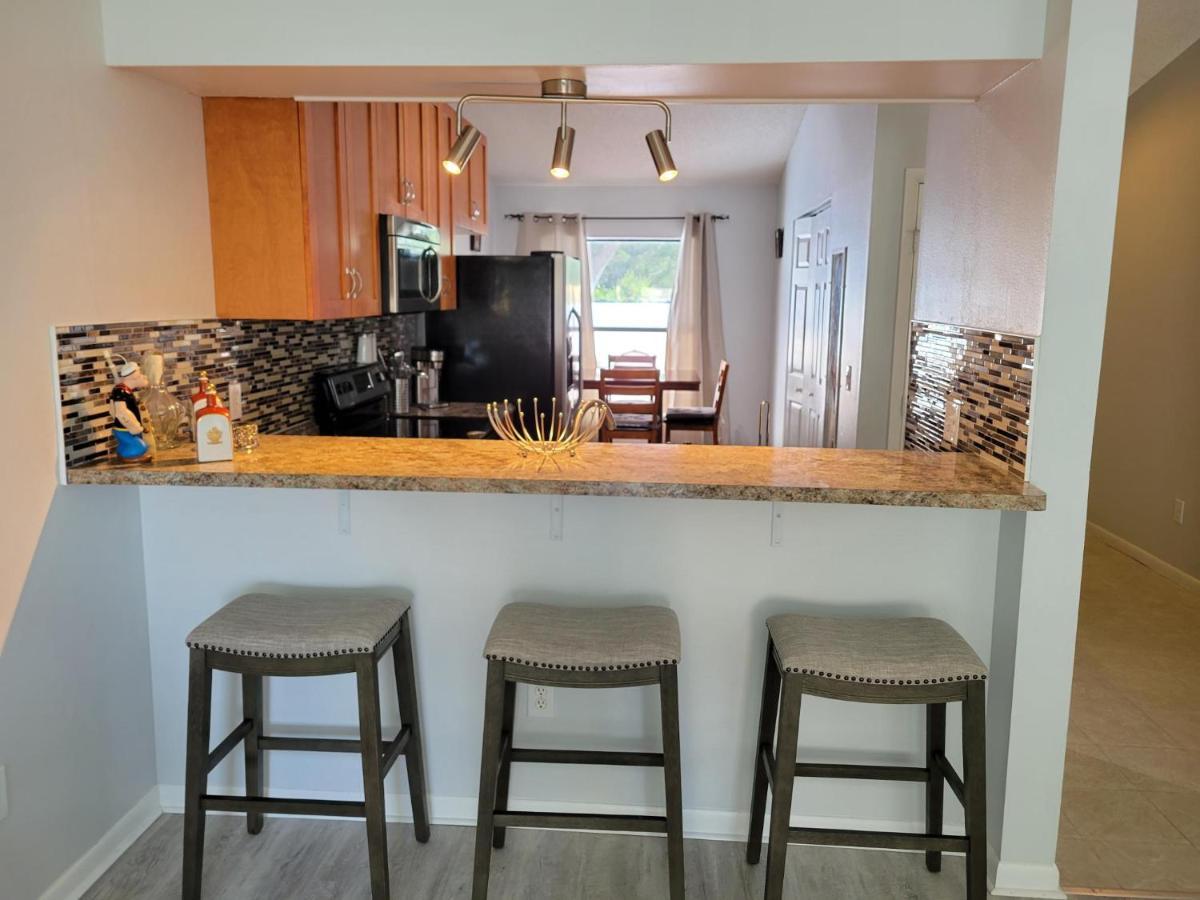 Beautiful Townhouse Easy Access To Everything. Holiday home Clearwater