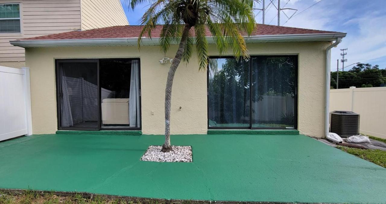 Beautiful Townhouse Easy Access To Everything.